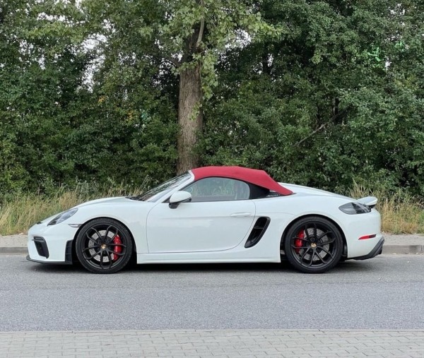 В Польше с закрытого паркинга угнали Porsche белоруса